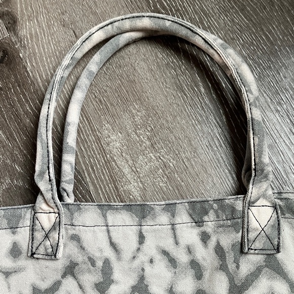 Alo Yoga Tie-Dye Shopper Tote bag - Picture 2 of 12